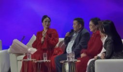 «13 жасымда Алматыға әкеліп, оқуға түсірді»: Қарақат Әбілдина өнерге келуіне себепкер адамды айтты