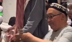 Меккеде қарияның алақанына қонған құс жұртты толқытты