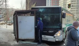 Астанада автобусы аялдамаға соғылды