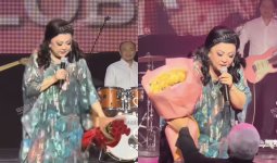 «Мына жер тесік екен»: Мақпал Жүнісова сахнада елді алаңдатты (ВИДЕО)