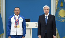 «Бұл – тарихи жетістік»: Президент Паралимпиада ойындарының чемпионы Ербол Хамитовты марапаттады
