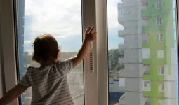 Қарағандыда 3 жасар бала терезеден секіріп кетті