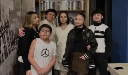 «Мамам мен папам үйде, төсекте…»: Қайрат Нұртастың үлкен ұлы көпшіліктің алдында күлкіге қалды (ВИДЕО)