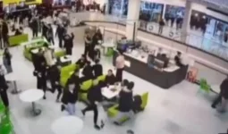 Астанадағы сауда орталығында жастар жаппай төбелесті (ВИДЕО)