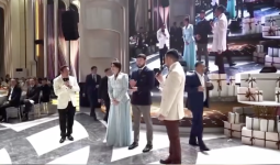 «Біреудің төсегінде нең бар?»: Қайрат Әділгерейдің тойдағы әзілі көптің ашуын тудырды (ВИДЕО)