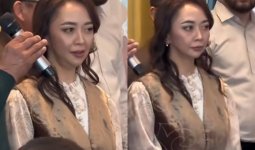 «Тырысып, қабағы бір ашылмады»: Кенжебектің әйелі тағы сынға қалды (ВИДЕО)