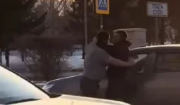 Астанада жүргізушілер көше ортасында жолға таласып, төбелес шығарған (ВИДЕО)