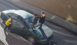 Астанада жасөспірімдер аулада тұрған көліктің астан-кестенін шығарған (ВИДЕО)