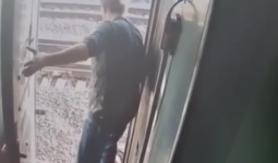 Ресейде ер адам жолсерікті пойыздан итеріп құлатқан (ВИДЕО)