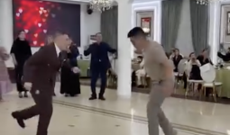 «Биді әбден сағыныпты»: Түрмеден шыққан Мейіржан Төребаев тойда көзге түсті (ВИДЕО)