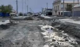 Атырауда бір жыл өтсе де жөнделмеген жол: бюджет қайда кетті?