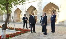 Тоқаев пен Мирзиёев Бұхараның тарихи орындарын аралады