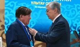 «Өнегелі өмір сүрді»: Мемлекет басшысы Мұхтар Шахановтың қазасына көңіл айтты