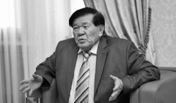 «Бір дәуір бірге кетті»: Қырғызстан президенті Мұхтар Шахановтың қазасына байланысты көңіл айтты