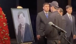 «Ақынмен қоштасуға арнайы келді»: Димаш Құдайберген Шахановпен қоштасу жиынында бой көрсетті (ВИДЕО)