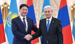 Қасым-Жомарт Тоқаев Моңғолия Президенті Ухнаагийн Хурэлсухты «Алтын Қыран» орденімен марапаттады