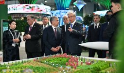 Мемлекет басшылары Өңірлік экологиялық саммиттің көрме павильондарын аралады