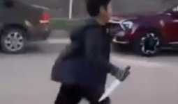 Анасы үйде болған: Астанада 6 жасар бала үйінен пышақ алып шығып, жұрттың үрейін ұшырған (ВИДЕО)