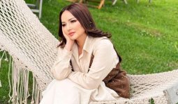 «Жағдайым төмен деп жылайтынмын»: Жазира Байырбекова балалық шағын еске алды (ВИДЕО)