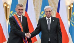 Президент Чехия Премьер-министрін І дәрежелі «Достық» орденімен марапаттады