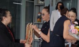 Пәтерден гауһар сырғаға дейін: Баян Алагөзова Меруерт Өтекешоваға бағалы сыйлықтар табыстады (ВИДЕО)