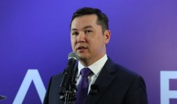 «Біз ешкіммен бәсекеге түспейміз»: Ренат Бектұров «Әділет» партиясы туралы айтты