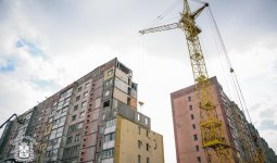Өскеменде көпқабатты үйдің шатырынан ер адам құлап кетті