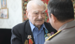 «Бізден кейінгі ұрпақ соғыс көрмесін»: Ғасыр жасаған майдангер Жеңіс күнінде елге тілек айтты