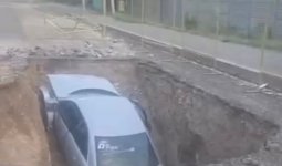 Талдықорғанда көлік қазылған орға түсіп кетті (ВИДЕО)