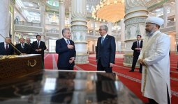 «Өзбекстан Президентінің тартуы»: Тоқаев пен Мирзиёев Түркістандағы жаңа мешітті аралады (ВИДЕО)