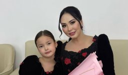 «Ана жүрегіне сыймайтын сезім»: Қарақат Әбілдина қызына ерекше жазба арналы (ВИДЕО)