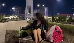 Астанадағы Бәйтерек маңында шампан шашқан блогер жазаланды