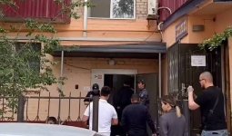 Атырау қаласындағы Азаттық көшесінде бойжеткен есірткімен ұсталды