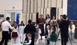 Тойына балалар үйінің балаларын шақырған жас жұбайлар көпті тәнті етті (ВИДЕО)