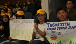 Алматыда өткен қоғамдық тыңдауда жастар плакаттармен Almaty Superski жобасын қолдады