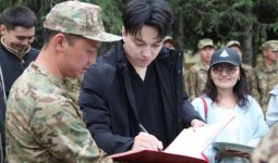 Димаш Құдайберген әскери қызметкерлермен кездесті