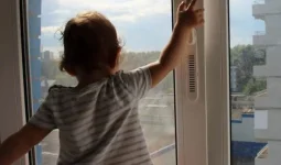 Талдықорғанда көпқабатты үйден бір жасар сәби құлап кетті