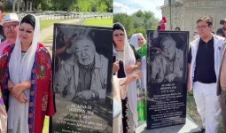 «Жатқан жері жайлы болсын»: Асанәлі Әшімовтің басына белгітас қойылды (ВИДЕО)