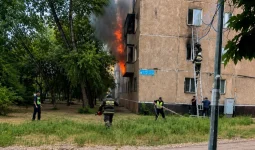Павлодарда өртеніп жатқан үйдің терезесінен секірген қыз көз жұмды