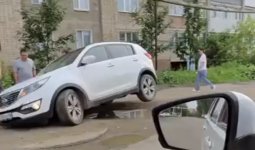 Щучинскіде жол жиегіндегі шұңқыр жүргізушілерге қауіп төндіріп тұр