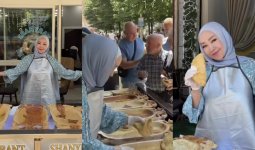 Стамбулда 500 шелпек таратқан Тұрсынбаева көпті тәнті етті (ВИДЕО)