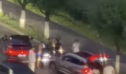 Петропавлда жолға таласқан жүргізушілер жаппай төбелес шығарды (ВИДЕО)
