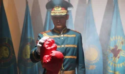Геннадий Головкин Ұлттық ұлан музейіне бокс қолғабын табыстады (ВИДЕО)