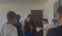 Жетісуда ер адам 15 жастағы қызды интим суреттерімен бопсалаған