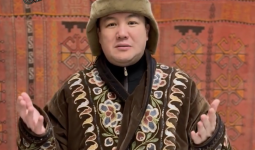 «Жаттап алса қайтеді»: Тұрсынбек Қабатов бата беремін деп, елден оңбай сөз естіді (ВИДЕО)