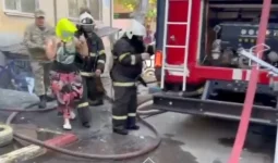 Өскеменде көпқабатты үй өртеніп, 15 адам эвакуацияланды (ВИДЕО)