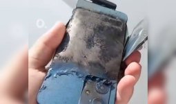 Түнде телефонды қуаттауға қоясыз ба? Алматыда түнгі сағат 3-те смартфон жарылып, іші түтінге толды