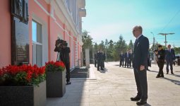 Президент майдангер Кемел Тоқаевқа арналған ескерткіш тақтаға гүл шоғын қойды