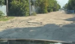 Мұнайлы өңірдегі ми батпақ: Ақтөбеде оқушылар мектепке қашанға дейін лай кешіп барады?