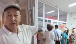 «Кезек өтіретін болды»: Арыстағы ауруханада жүздеген халық жалғыз кассаға телміріп отыр